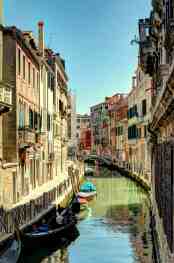...taucht man in Venedig ein