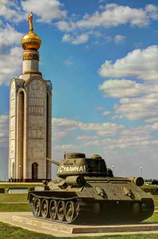 Der Glockenturm und ein T-34.